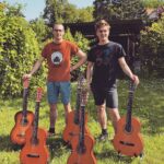 Jak dva kluci z Kutné Hory dostali kytary do škol